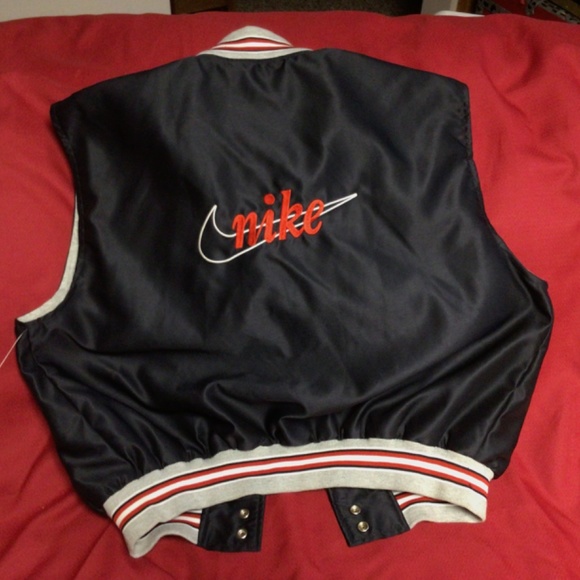 - NIKE youth vest - Picture 2 of 2